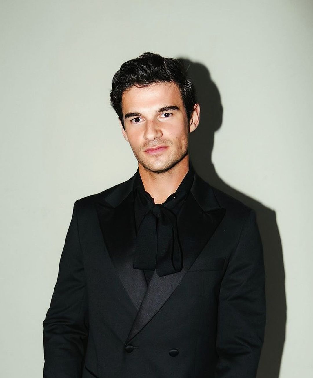 Топ-4 красавчика из сериала "Эмили в Париже": что о них известно